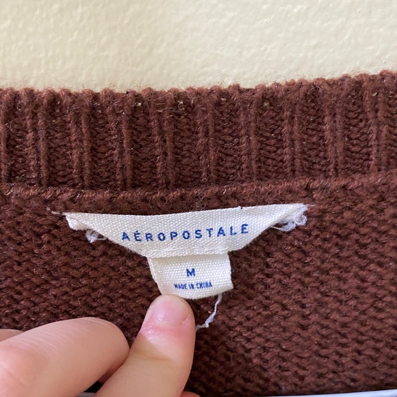 A maroon sweater - Picture 3 of 3